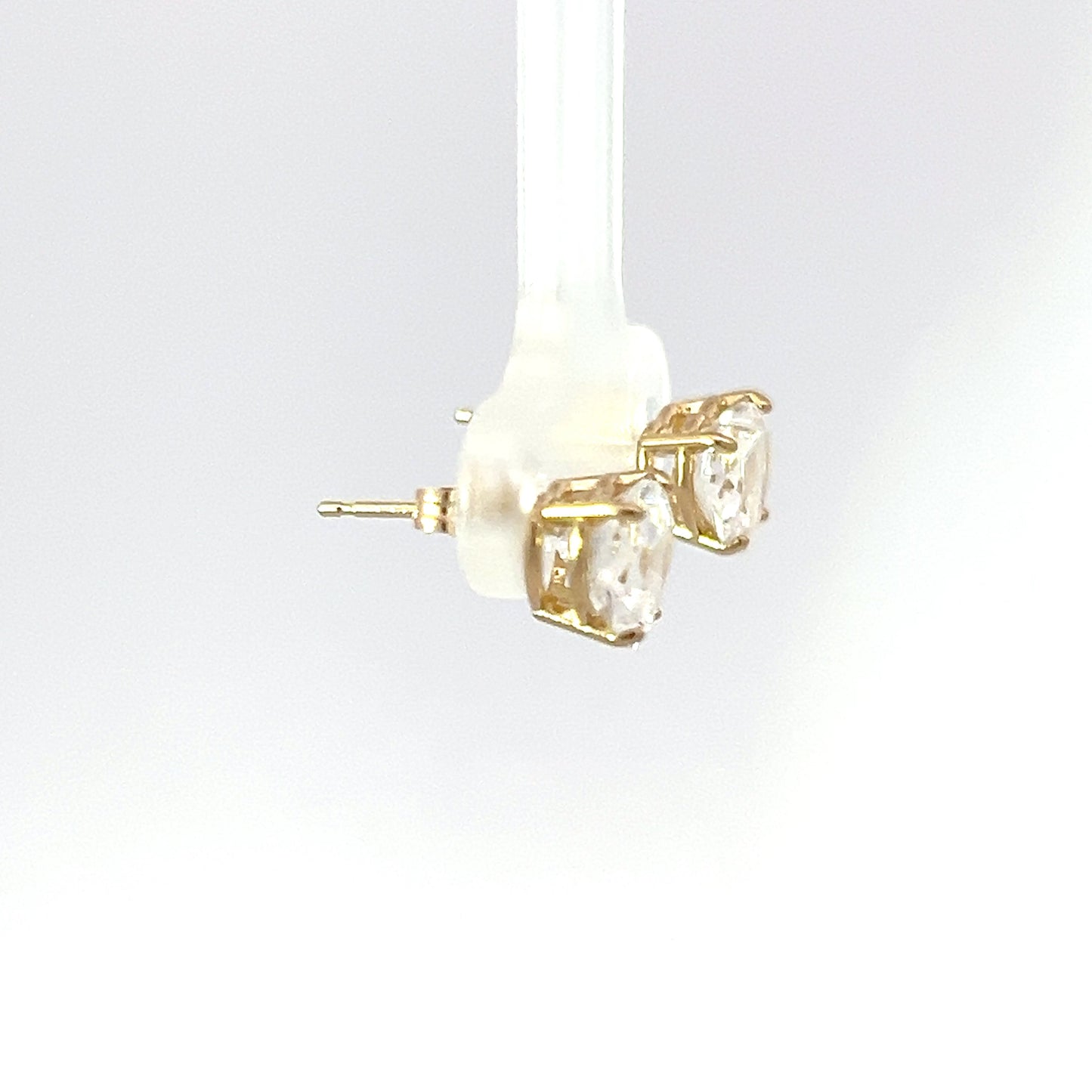 Elegantes pendientes de oro amarillo de 14 quilates con circonita cúbica en forma de corazón