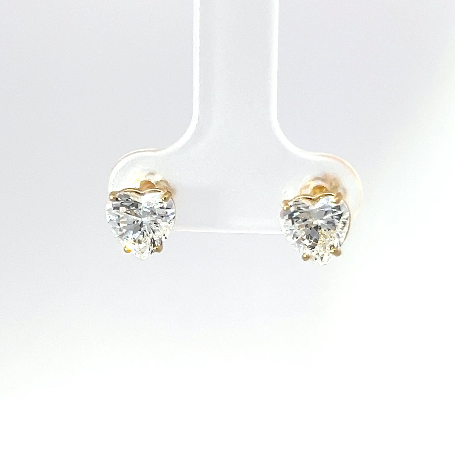 Elegantes pendientes de oro amarillo de 14 quilates con circonita cúbica en forma de corazón