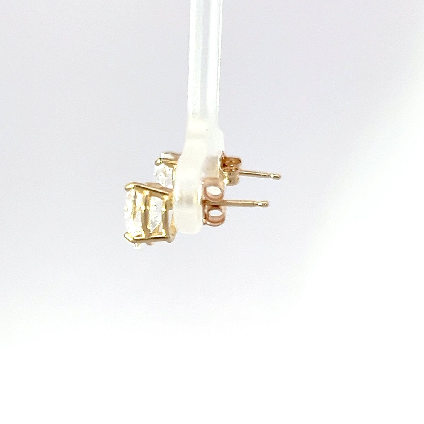 Elegantes pendientes de oro amarillo de 14 quilates con circonita cúbica en forma de corazón