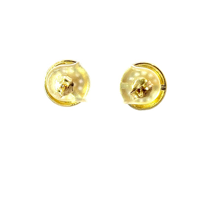 Elegantes aretes durmientes en oro amarillo de 10K con circonitas cúbicas de excelente calidad.