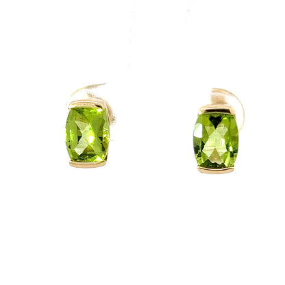 Delicados pendientes durmientes en oro amarillo de 14K con peridoto de talla cojín