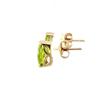 Delicados pendientes durmientes en oro amarillo de 14K con peridoto de talla cojín
