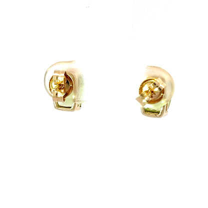 Delicados pendientes durmientes en oro amarillo de 14K con peridoto de talla cojín