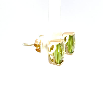 Delicados pendientes durmientes en oro amarillo de 14K con peridoto de talla cojín