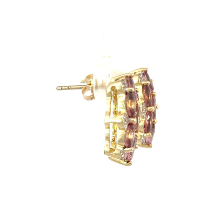 Elegantes pendientes durmientes en oro amarillo de 14 quilates con circonitas cúbicas rosas y diamantes.