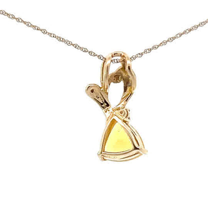 Dije de citrino talla trillón y diamantes en oro amarillo de 14K