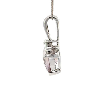 Elegante colgante con amatista trillón en oro blanco de 14 quilates