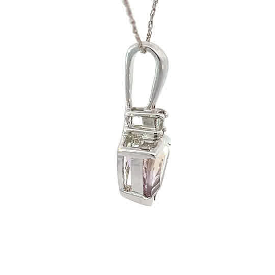 Elegante colgante con amatista trillón en oro blanco de 14 quilates