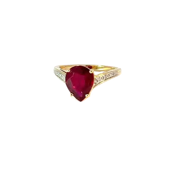 Anillo solitario de oro amarillo de 14K con rubí cabujón en forma de pera y diamantes