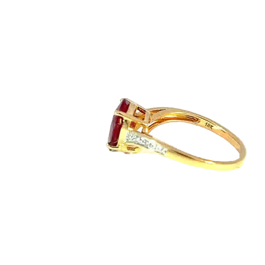 Anillo solitario de oro amarillo de 14K con rubí cabujón en forma de pera y diamantes