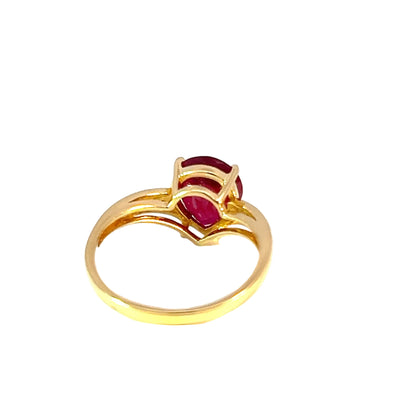 Anillo solitario de oro amarillo de 14K con rubí cabujón en forma de pera y diamantes