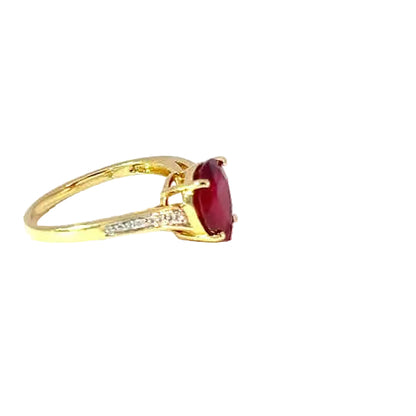 Anillo solitario de oro amarillo de 14K con rubí cabujón en forma de pera y diamantes