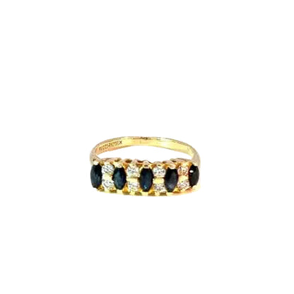 Elegante anillo multi-piedra de oro amarillo con zafiros azules talla marquesa y diamantes naturales redondos