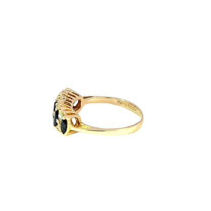 Elegante anillo multi-piedra de oro amarillo con zafiros azules talla marquesa y diamantes naturales redondos