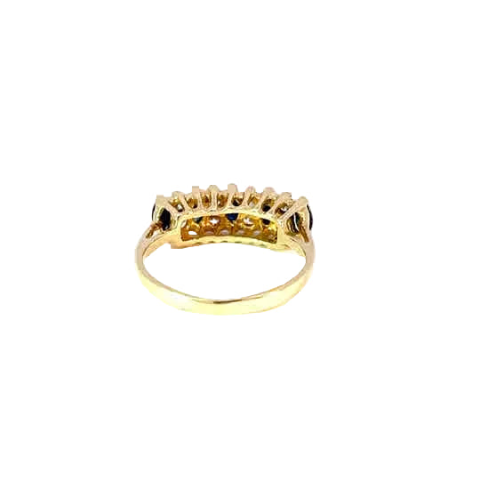 Elegante anillo multi-piedra de oro amarillo con zafiros azules talla marquesa y diamantes naturales redondos