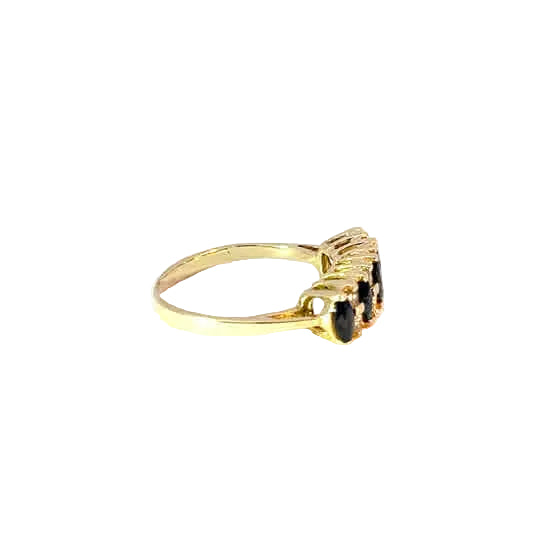 Elegante anillo multi-piedra de oro amarillo con zafiros azules talla marquesa y diamantes naturales redondos