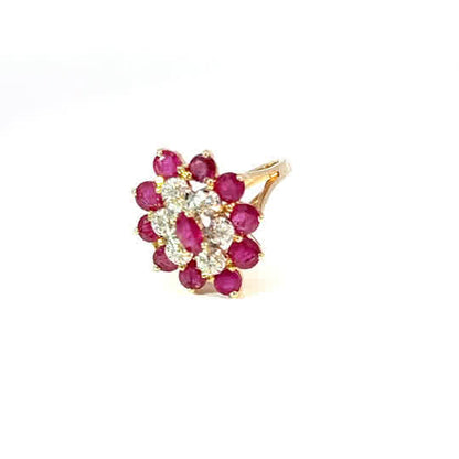 Anillo de oro amarillo de 14K con rubíes talla cabujón y diamantes naturales redondos
