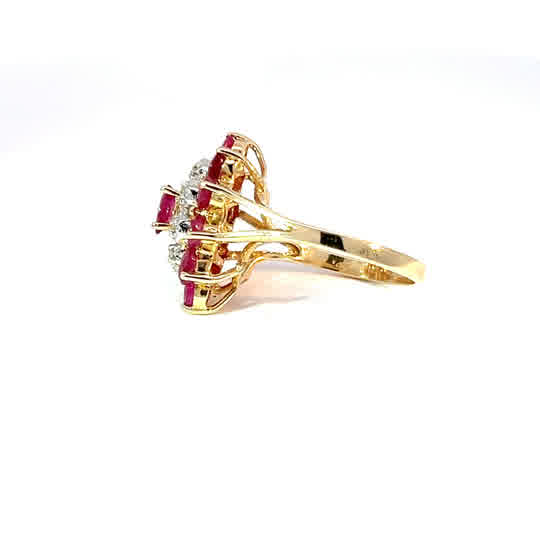 Anillo de oro amarillo de 14K con rubíes talla cabujón y diamantes naturales redondos
