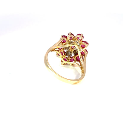 Anillo de oro amarillo de 14K con rubíes talla cabujón y diamantes naturales redondos