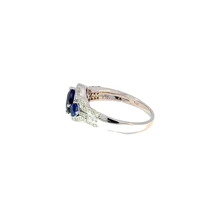 Elegante Anillo Multipiedra de Oro Blanco de 14K con Circonia Azul y Blanca.