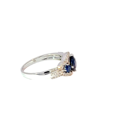 Elegante Anillo Multipiedra de Oro Blanco de 14K con Circonia Azul y Blanca.