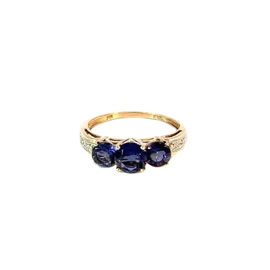 Anillo de oro amarillo de 10K con un trío de tanzanitas y diamantes pequeños