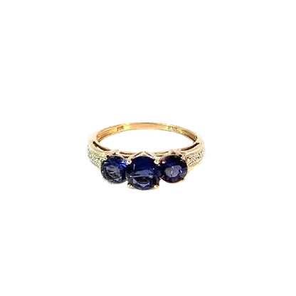 Anillo de oro amarillo de 10K con un trío de tanzanitas y diamantes pequeños