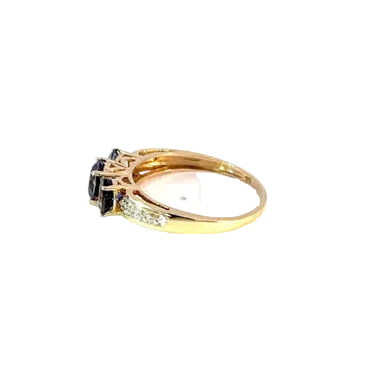 Anillo de oro amarillo de 10K con un trío de tanzanitas y diamantes pequeños