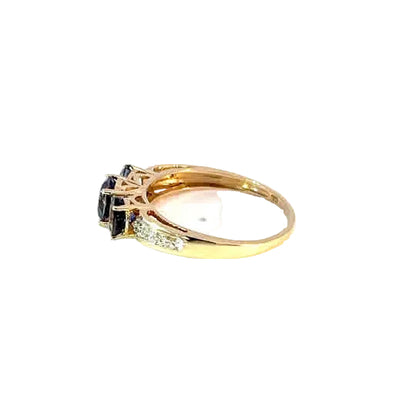 Anillo de oro amarillo de 10K con un trío de tanzanitas y diamantes pequeños