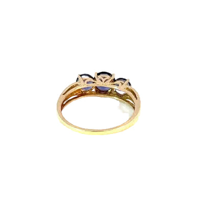 Anillo de oro amarillo de 10K con un trío de tanzanitas y diamantes pequeños