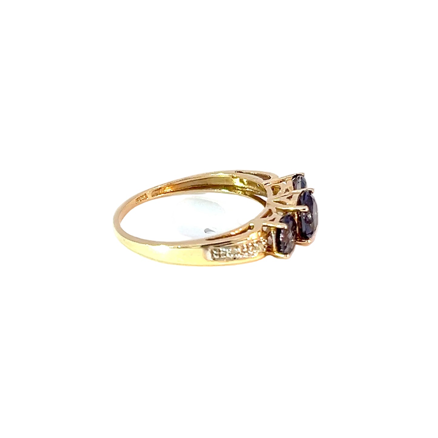 Anillo de oro amarillo de 10K con un trío de tanzanitas y diamantes pequeños