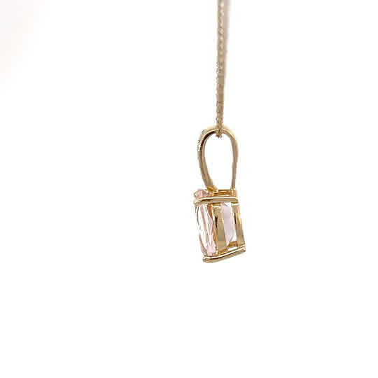 Elegante charm ovalado de morganita con pequeños diamantes en oro amarillo de 14K