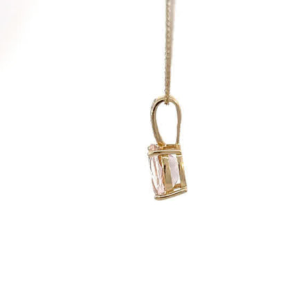 Elegante charm ovalado de morganita con pequeños diamantes en oro amarillo de 14K
