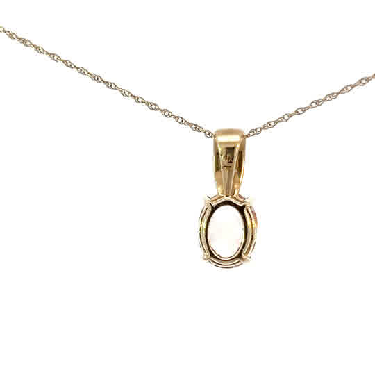 Elegante charm ovalado de morganita con pequeños diamantes en oro amarillo de 14K