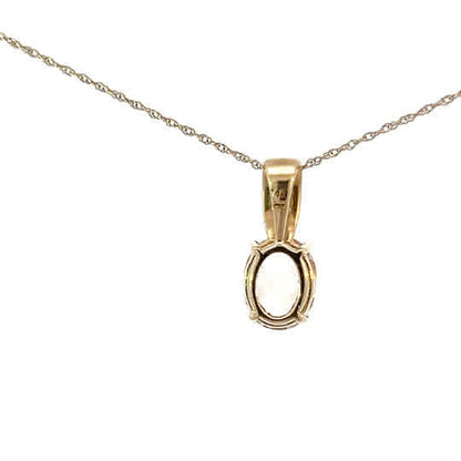 Elegante charm ovalado de morganita con pequeños diamantes en oro amarillo de 14K
