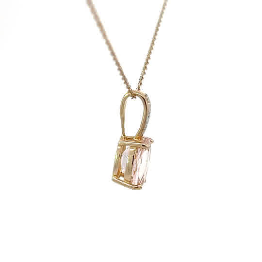 Elegante charm ovalado de morganita con pequeños diamantes en oro amarillo de 14K