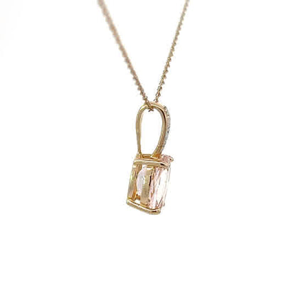 Elegante charm ovalado de morganita con pequeños diamantes en oro amarillo de 14K