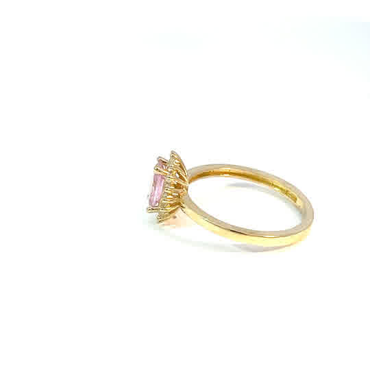 Anillo de oro amarillo de 10K con circonita rosa talla cabujón
