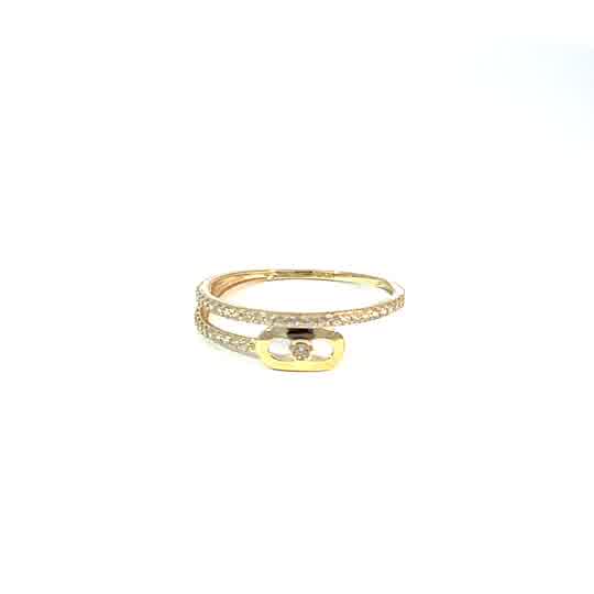 Elegante anillo multi-piedra de oro amarillo de 10K con circonitas cúbicas