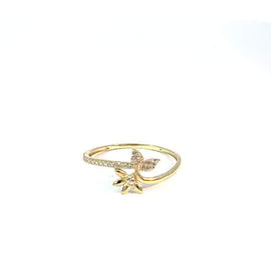 Anillo de oro amarillo de 10K con circonitas cúbicas de talla brillante redonda