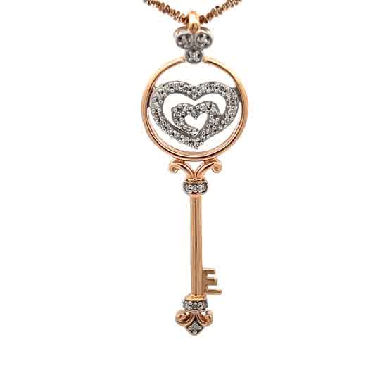 Amuleto de llave con forma de corazón en oro de 14k, adornado con diamantes naturales.