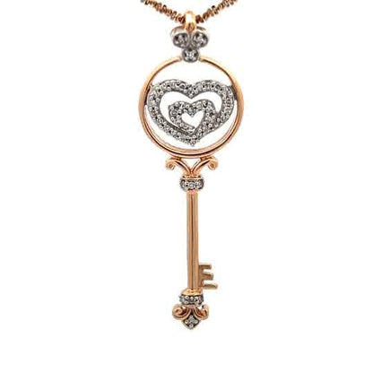 Amuleto de llave con forma de corazón en oro de 14k, adornado con diamantes naturales.