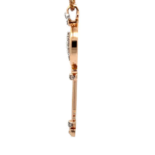 Amuleto de llave con forma de corazón en oro de 14k, adornado con diamantes naturales.