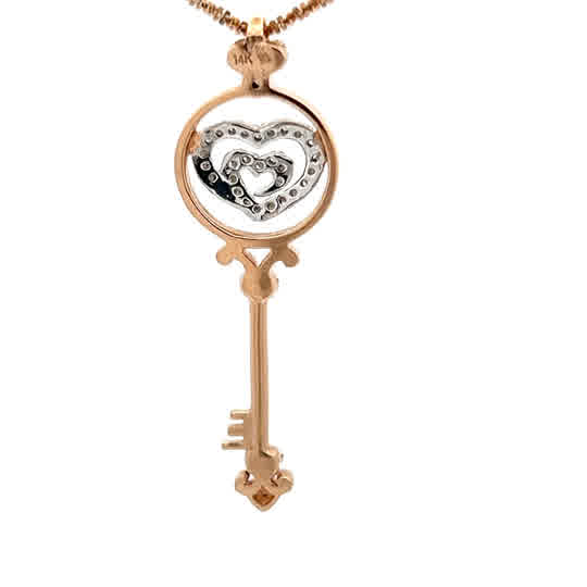 Amuleto de llave con forma de corazón en oro de 14k, adornado con diamantes naturales.