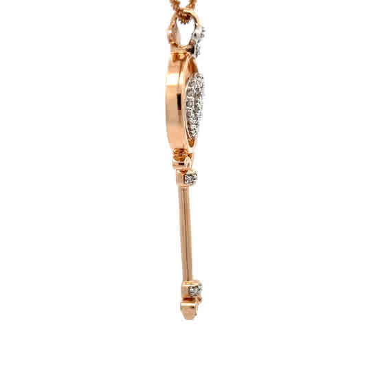 Amuleto de llave con forma de corazón en oro de 14k, adornado con diamantes naturales.