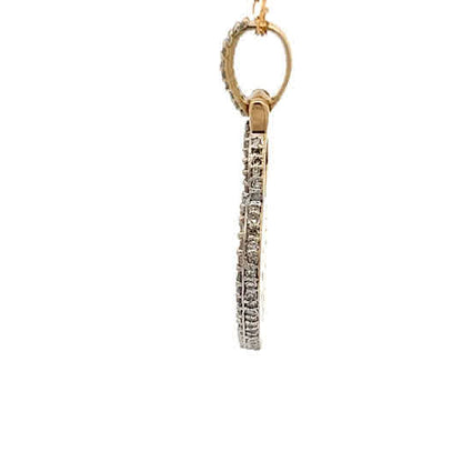 Colgante de oro amarillo de 10k, decorado con diamantes naturales.