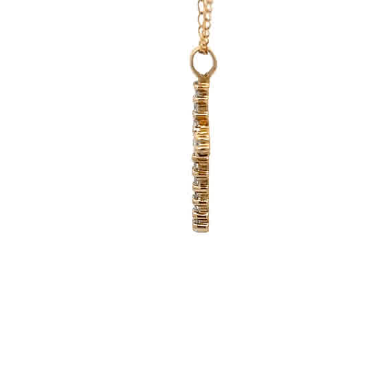 Colgante de oro amarillo de 10 quilates con decoración de diamantes naturales.