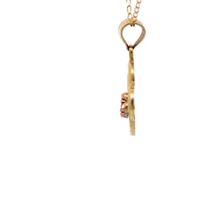 Colgante de oro amarillo con detalles en oro blanco y rosa.