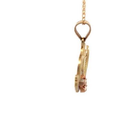 Colgante de oro amarillo con detalles en oro blanco y rosa.