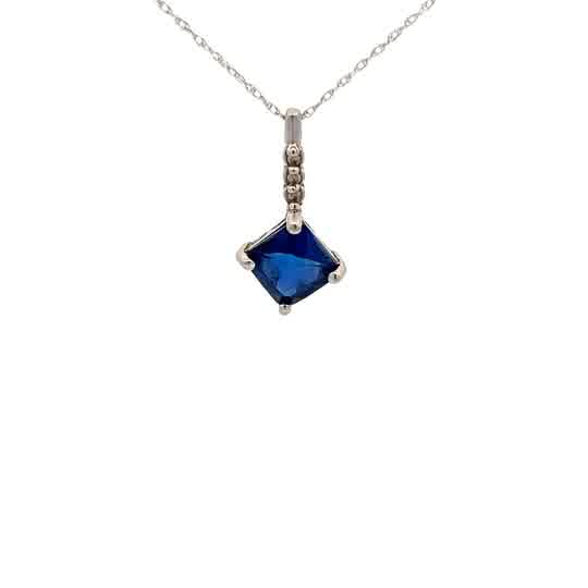 Colgante de oro blanco de 10 quilates con circonitas azules cuadradas